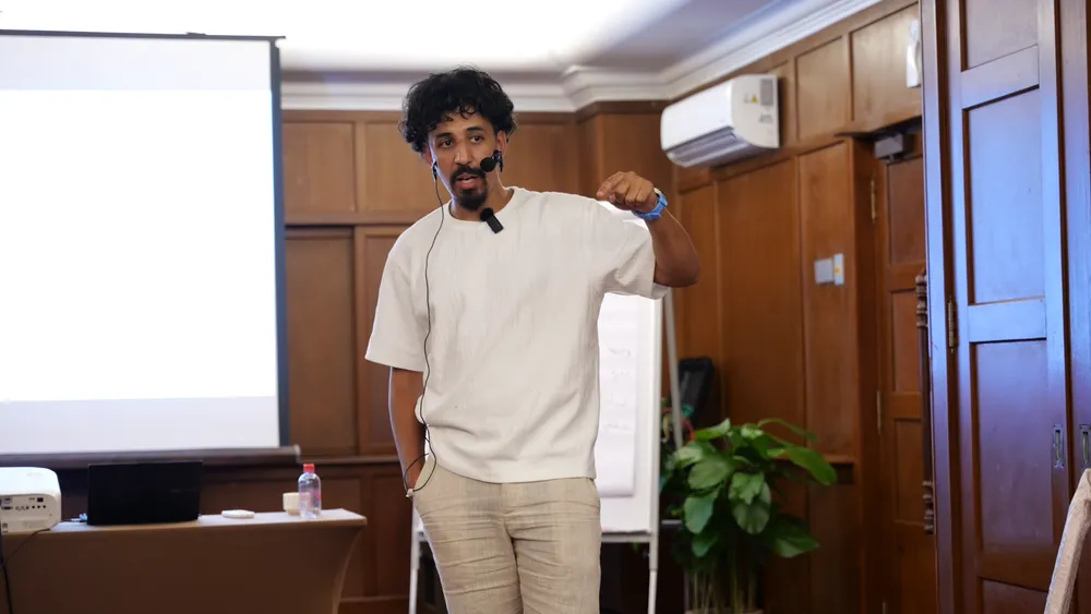 Un formateur anime une session devant un écran de projection