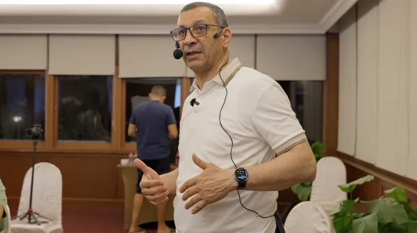 L'expert, micro-casque, explique un cas en séance