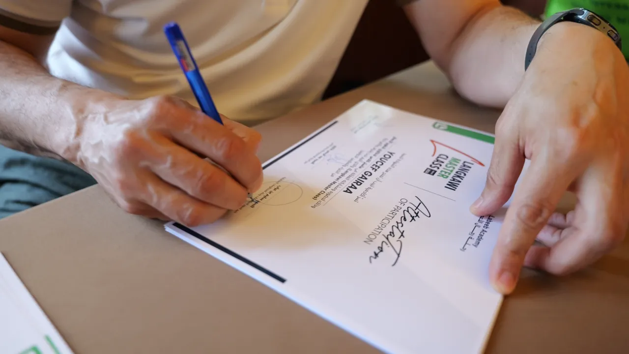 Un participant remplit son attestation de formation