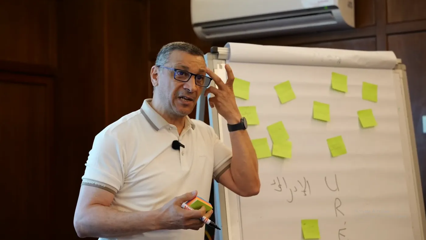 Un expert Labeeb anime une session de mastermind devant un tableau