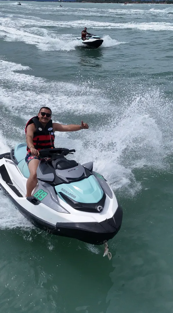 Un participant en jet-ski lève le pouce